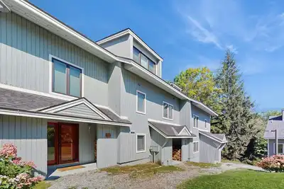 Image de Ski-in/ski-out townhouse w/ trail access, fireplace, balcony, pool, hot tub