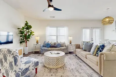 Image de Sunny 2br Pool View in Pet Friendly Resort w/ Pool Access