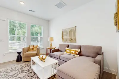 Image de Cozy 2br Pet Friendly Walkable Resort Cottage w/ Pool Access