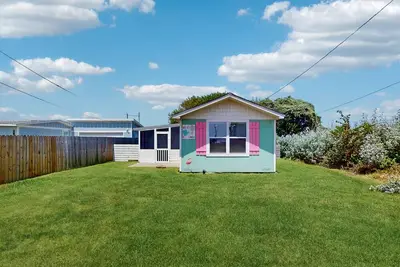 Image de Cozy cottage with outdoor dining and grill - steps to beach & fishing