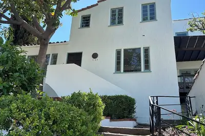 Image de Spanish Villa in Adams Hill neighborhood in Glendale Hills.