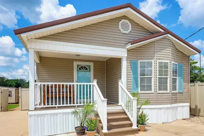 Image de Resort Dock & Boat Ramp: Home w/ Wolf Bay Access