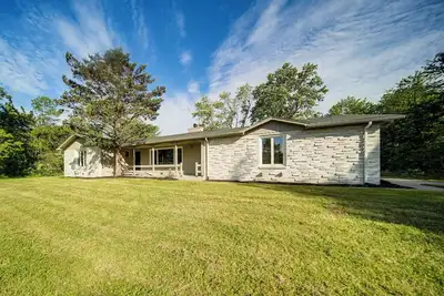 Image de Home < 1 Mi to Lake Erie & Shades Beach Park!