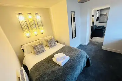 Image de Yastayzzz @Studio 1, Bransford Rd - Modern Studio with Parking!