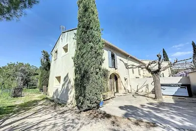 Image de charme et calme partie de mas 3 chambres jacuzzi au milieu des oliviers!