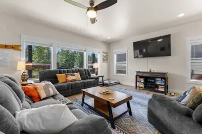 Image de Deer Forest Bungalow- near golf, paths, dwntwn w/ hot tub & pet friendly