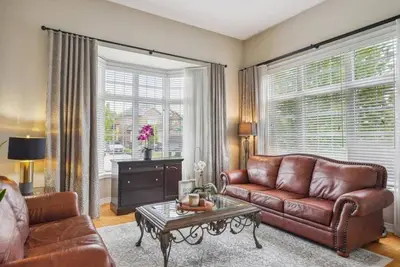 Image de Grand 4br Home w/Office Space•15 min to Airport!