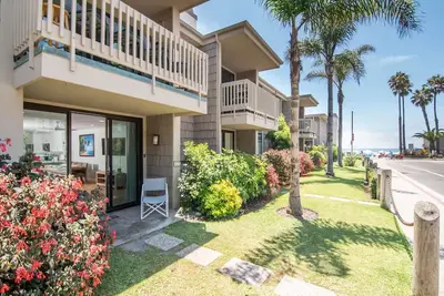 Image de A short walk or drive to sandy beaches, surf spots, and local cafes.