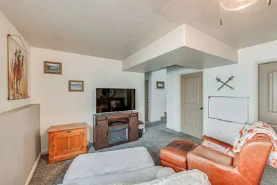 Image de Walk to Downtown: Family-Friendly Cody Home!