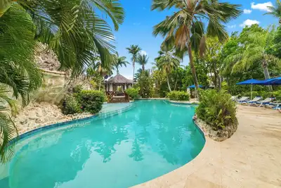 Image de Beautiful West Coast Villa, stunning communal pool, walk to beach & restaurants