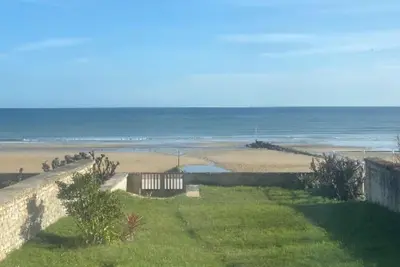 Image de Villa front de mer rénovée 2025 - accès direct plage & commerces à 5 min pied