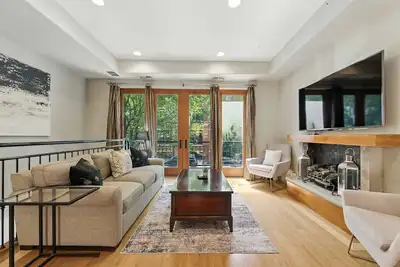 Image de New! Spacious 3-Bed West Loop Townhouse, 1 Car Garage by AllSet Turnover