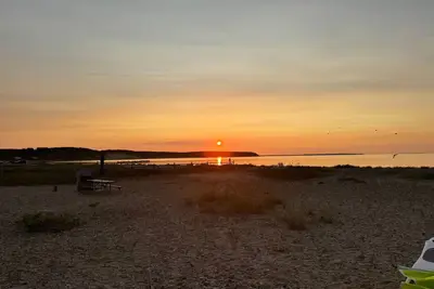 Image de Waterfront Fort Pond Bay Co-op with Spectacular Sunset Views