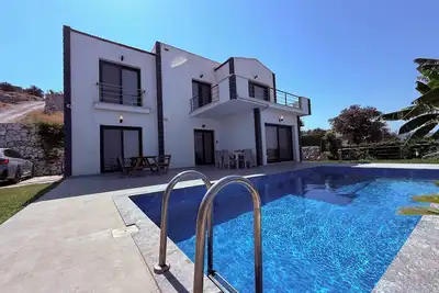 Image de Meşelik Göl Manzaralı Full Müstakil havuzlu villa