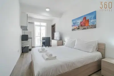 Image de Central Studio in Gzira + Balcony & full Comforts!