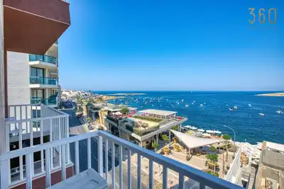 Image de Seafront 1br home w/private balcony & Ac in Qawra