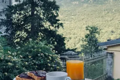 Image de Maison design à l'âme artistique, avec jardin panoramique sur les montagnes