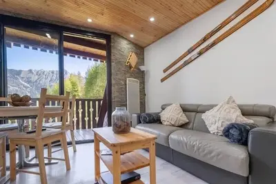 Image de 50m du centre station, 1er étage, vue vallée/pistes de ski, balcon, télévision, casier à ski, 24m²