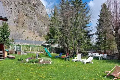 Image de À 300m des pistes de ski, Rez-de-chaussée, terrasse, parking, télévision, casier à ski, 80m²