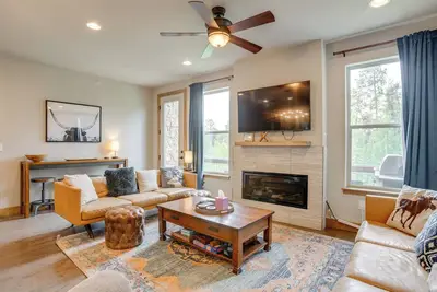 Image de 2 Mi to Fraser River Trail: Townhome w/ Hot Tub!