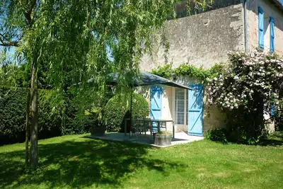 Image de Gîte Le Logis de Faugerit\nDans le marais poitevin, site calme, fleuri, verdoyant
