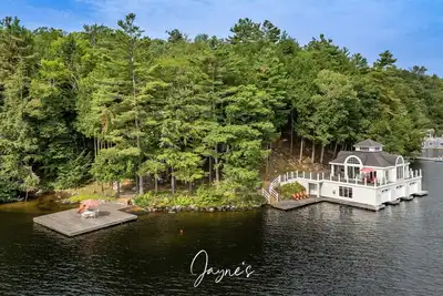 Image de 5 bed 3 bath cottage on Lake Muskoka + Boathouse with a loft