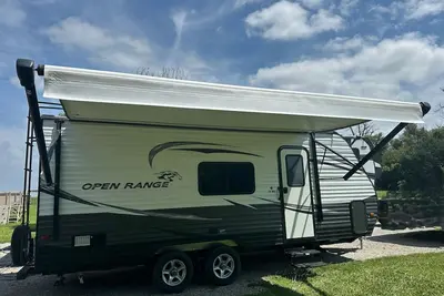 Image de Cozy camper with queen Murphy bed, bunks, and dinette conversion bed.