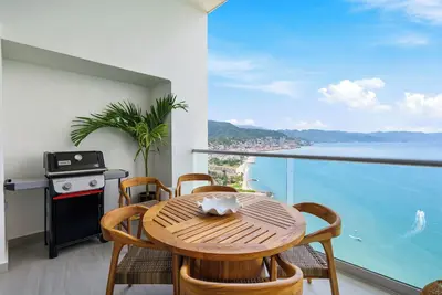 Image de Stunning New Ph High Ceilings 3-bedroom 4-bathroom Beachfront Condo Downtown Pv