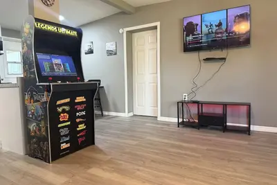 Image de Modern 3-bedroom house with large yard, screen rooms and arcade machine