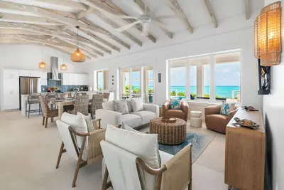 Image de New Villa - Panoramic Water Views / Pool & Pickleball Ct / Mid Island Location