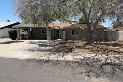 Image de Cozy, Modern Glendale Retreat – Perfect for Families & Guests with Pets