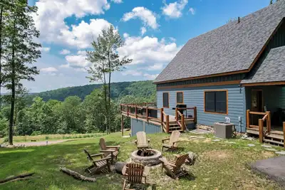 Stunning! Pet Friendly New Construction + Hot Tub + Fire Pit
