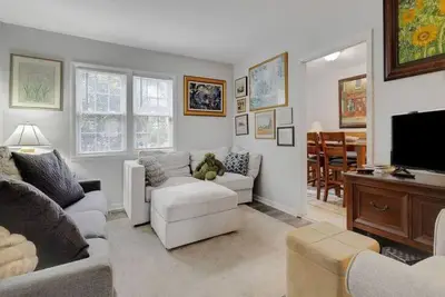 Image de Amazing 3-bedroom townhome with Ac in Alexandria. Walk to metro. Park two cars!