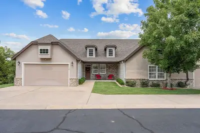 Image de Large Townhouse for Groups • 6br/6. 5ba • Minutes to Everything