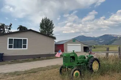 Image de Farm house in Smoot. Close to hiking, snowmobiling, atv, and hunting spaces.