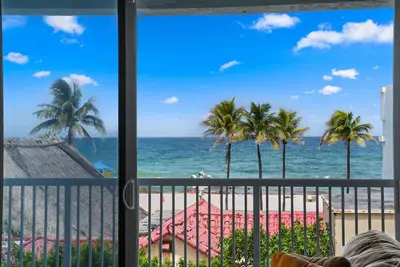 Image de Charming 3 Story house in wonderful Hollywood Beach Boardwalk