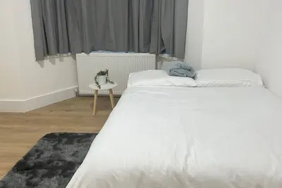 Image de Harrow Haven - Sleeps 5 & Free parking