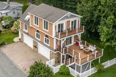 Image de 3-bedroom house in peaceful Narragansett - Walk to Beach!