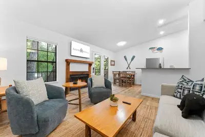 Image de Cozy Upgraded Bungalow-Table Rock Lake Access-Free Tickets-Cmty Pool & Pickleball