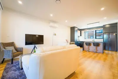 Image de 4 Bedrooms Modern Coastal Retreat Near Devonport