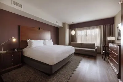 Image de Relaxing Urban Escape with Cozy Beds, Calming Decor and Fitness Center