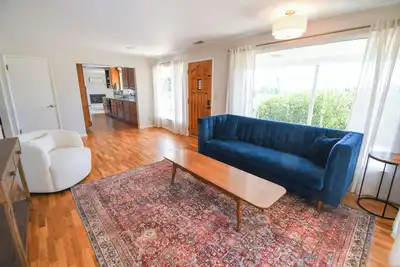 Image de 2-bedroom top-level unit in charming Bremerton home