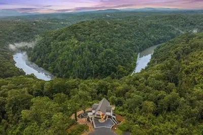 Image de Perch in the Clouds • Hot Tub • Stunning Views!