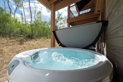 Image de Luxury Mountain Escape: Private Hot Tub! Ski In / Ski-Out at Granby Ranch