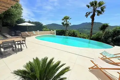 Image de Villa rénovée avec piscine et vue imprenable dans Domaine avec Tennis