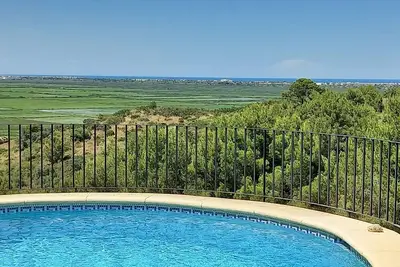 Image de Maison avec logement totalement indépendant, piscine privée et vue mer