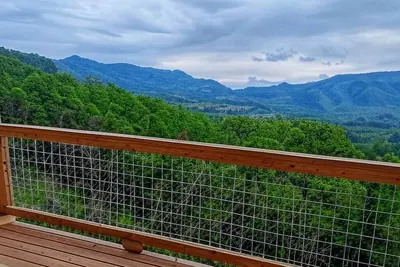 Image de Brand New Luxury Cabin Mtn Views-Game Room-Hot Tub-Tickets, 2 King Beds/2. 5 Bath