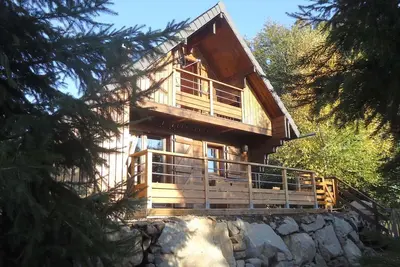 Image de Chalet en lisière de forêt – Jardin & terrasses – Proche Super-Besse