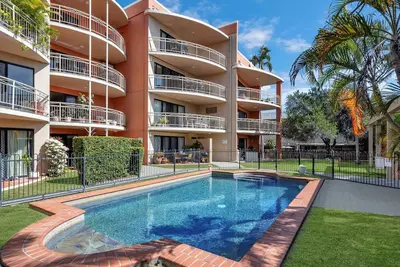 Image de Steps from The Strand 2br & 2ba Riveria Retreat, Pool & Castle Hill Views