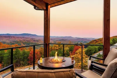 Image de Cozy Luxe Home, Breathtaking Mtn. Views of fall foliage, Outdoor sauna, large deck